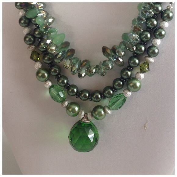 Beautiful Emerald Green Pearl-Like Necklace - Picture 3 of 7